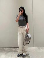 [비씨초가을신상품] 하이글로스 소가죽과 무거운 구슬 체인 장식이 돋보이는 여성용 스트라이프 스웨이드 스티칭 스니커즈 - 이미지 4