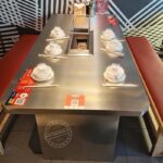 스테인리스 스틸 무연 바베큐 테이블 상업용 자동 플립 연기 배출 로스트 램 다리 테이블 핫팟 바베큐 레스토랑 테이블 및 의자 - 이미지 2