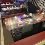 스테인리스 스틸 무연 바베큐 테이블 상업용 자동 플립 연기 배출 로스트 램 다리 테이블 핫팟 바베큐 레스토랑 테이블 및 의자 - 이미지 5