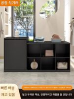 섬형 디스플레이 테이블은 심플한 모던 의류 매장 중앙에 배치되어 워터테이블 계산대 여성 의류 매장 카운터를 디스플레이합니다.