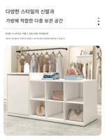 섬형 디스플레이 테이블은 심플한 모던 의류 매장 중앙에 배치되어 워터테이블 계산대 여성 의류 매장 카운터를 디스플레이합니다. - 이미지 2