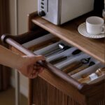 북미산 검은 호두 사이드보드 통합형 벽걸이 티 캐비닛 소형 아파트 견고한 나무 하이 캐비닛 거실 수납 캐비닛 - 이미지 4