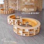 유치원 도서관 독서실 어린이 그림책꽂이 유아교육센터 교육기관 학교 소파 책장