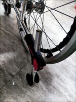 범용 전동 휠체어 역전 방지 휠 알루미늄 합금 롤오버 방지 및 기울기 브래킷 보조 휠 조절식 휠체어 액세서리