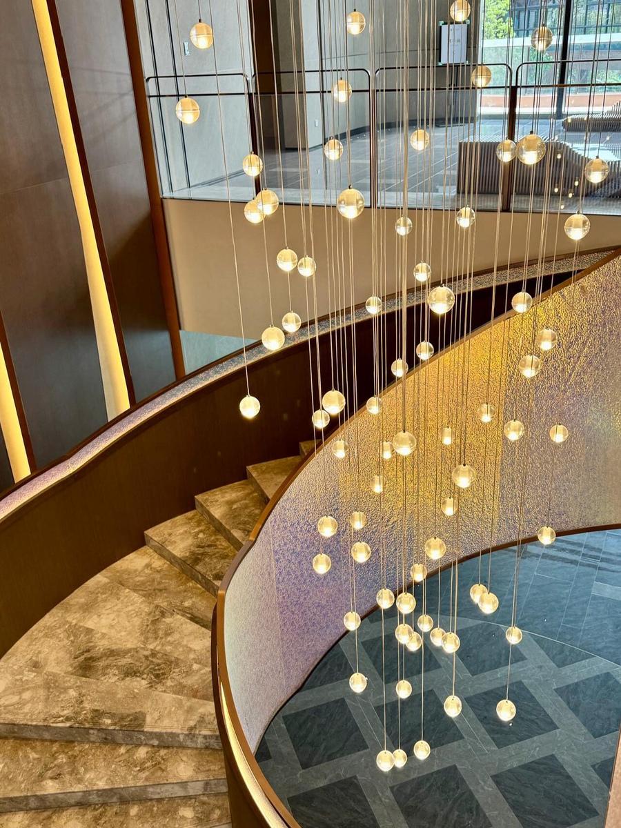 main_845226380418_0-1 이탈리아 미니멀리스트 모던 크리스털 계단 램프 로프트 아파트 듀플렉스 빌라 홀로우 하이 유성우 롱 샹들리에 - 이미지 1