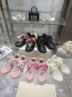 2025년 신상품 봄 가을 맥퀸 여성용 화이트 슈즈, 남성용 정품 가죽 캐주얼 스포츠화, 다재다능한 레이스업 커플 독일 트레이닝화 - 이미지 3