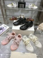 2025년 신상품 봄 가을 맥퀸 여성용 화이트 슈즈, 남성용 정품 가죽 캐주얼 스포츠화, 다재다능한 레이스업 커플 독일 트레이닝화 - 이미지 4