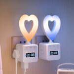 [350도 회전] 시계 디스플레이와 러브 나이트 라이트 리모컨이 있는 LED 눈 보호 지능형 음성 제어