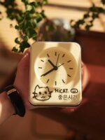 크림 스타일 작은 사각형 그래피티 침실 시계 야간 조명 발광 알람 시계 테이블 시계 창의적인 시계 장식 패션 장식품