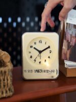 크림 스타일 작은 사각형 그래피티 침실 시계 야간 조명 발광 알람 시계 테이블 시계 창의적인 시계 장식 패션 장식품 - 이미지 3