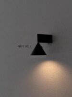 이탈리아 미니멀리스트 침실 침대 옆 벽등 새로운 원뿔형 기하학 심플 디자이너 고급 분위기 배경 벽등 - 이미지 2