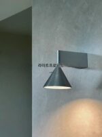 이탈리아 미니멀리스트 침실 침대 옆 벽등 새로운 원뿔형 기하학 심플 디자이너 고급 분위기 배경 벽등 - 이미지 4