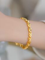 여성용 반짝이는 금색 네잎 클로버 팔찌, 행운의 구슬, 여자친구를 위한 세련되고 인기 있는 선물, 3D 하드 골드, 조절 가능 - 이미지 3