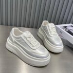 유럽 ​​정품 가죽 두꺼운 밑창 흰색 신발 여성 2025 봄 새로운 스타일 키 큰 캐주얼 스포츠 신발 다용도 플랫폼 신발 트렌디 신발