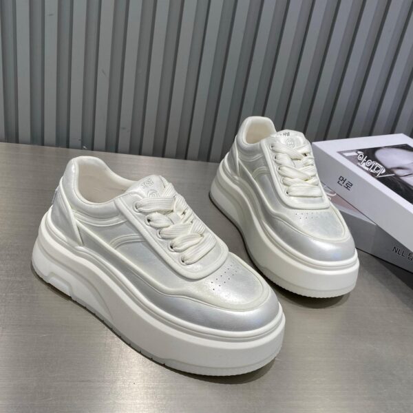 유럽 ​​정품 가죽 두꺼운 밑창 흰색 신발 여성 2025 봄 새로운 스타일 키 큰 캐주얼 스포츠 신발 다용도 플랫폼 신발 트렌디 신발