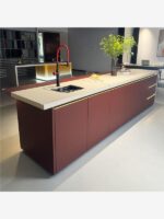 고급 맞춤형 록 슬래브 고급 센터 아일랜드 다이닝 테이블 통합 산호 레드 플러시 다기능 풀 아일랜드 레스토랑 바 - 이미지 3