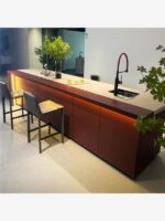 고급 맞춤형 록 슬래브 고급 센터 아일랜드 다이닝 테이블 통합 산호 레드 플러시 다기능 풀 아일랜드 레스토랑 바 - 이미지 5