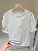 디자인센스 2025년 여름 신상 퍼프소매 다용도 라운드넥 반팔 티셔츠 나이감 감소 레이스 엣지 화이트 탑 여성용 - 이미지 3