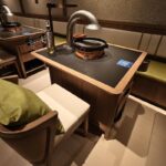 류진전 무연 바베큐 테이블 상업용 화덕 돌 원목 테두리 산풍 냄비 바베큐 레스토랑 식탁 및 의자 맞춤 제작 - 이미지 2