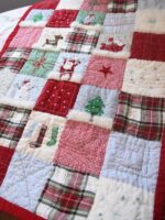 크리스마스에 아기를 위해 준비한 크리스마스 퀼트는 아름다운 패치워크, 자수, 손으로 퀼팅한 예술 작품 컬렉션입니다.