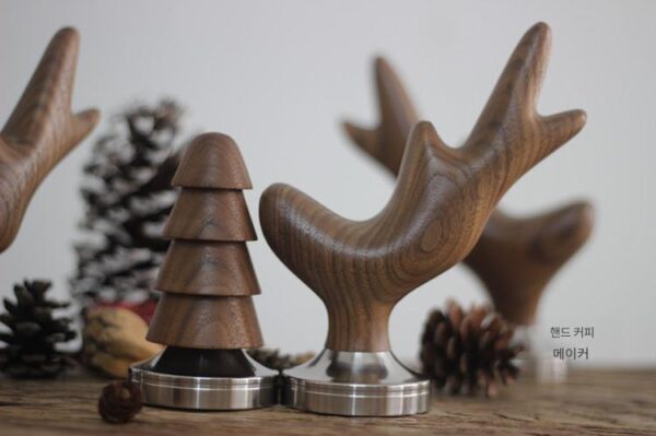 즐거운 크리스마스 보내세요! 크리스마스 트리와 엘크는 한정판으로 내년에 다시 선보일 예정입니다.