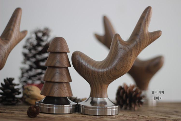 main_609853673028_0 즐거운 크리스마스 보내세요! 크리스마스 트리와 엘크는 한정판으로 내년에 다시 선보일 예정입니다. - 이미지 1