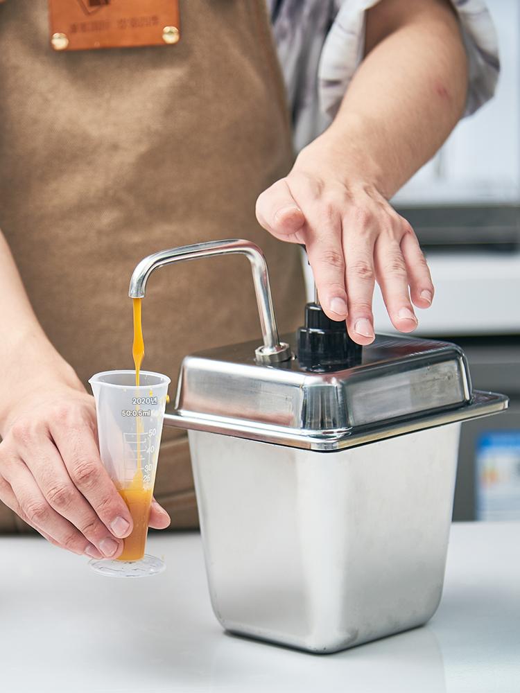 main_655639504250_0 커피체인 스페셜 소스 프레스 포트 모카잼 펌프 핸드프레스 정량 주스 펄프 스테인리스 스틸 프레스 병 - 이미지 1