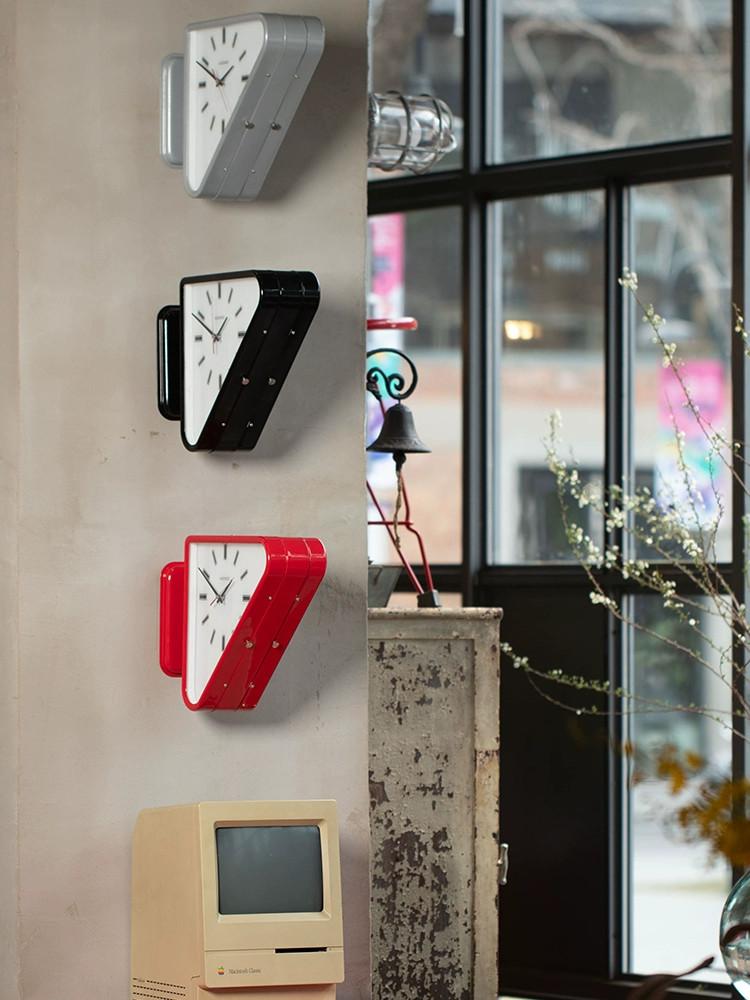 main_785502365845_0 Dulton 금속 삼각형 벽시계 벽걸이 양면 시계 시계 장식 카페 바에 적합 - 이미지 1