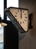 Dulton 금속 삼각형 벽시계 벽걸이 양면 시계 시계 장식 카페 바에 적합 - 이미지 3