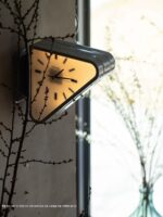 Dulton 금속 삼각형 벽시계 벽걸이 양면 시계 시계 장식 카페 바에 적합 - 이미지 5