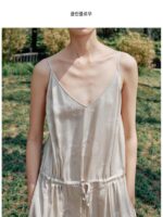 CLEANFLOW | 여성용 헤비 실크 송버드 자카드 삼보 새틴 서스펜더 점프수트 (2025년 신상품) - 이미지 3