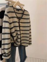 광저우 13홍 유럽 상품 레트로 스트라이프 스웨터 재킷 여성 가을 ​​겨울 레이지 스타일 뿔 단추 V넥 니트 카디건