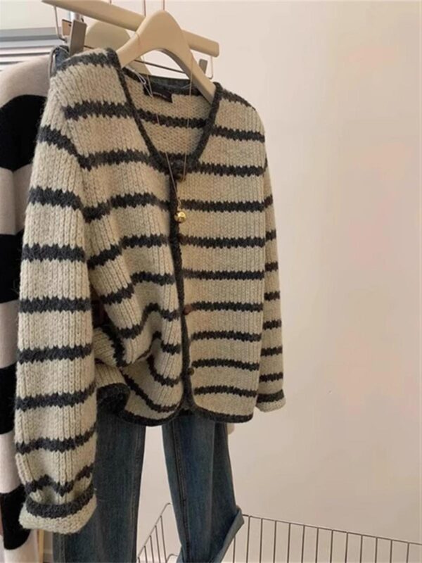 광저우 13홍 유럽 상품 레트로 스트라이프 스웨터 재킷 여성 가을 ​​겨울 레이지 스타일 뿔 단추 V넥 니트 카디건