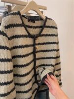 광저우 13홍 유럽 상품 레트로 스트라이프 스웨터 재킷 여성 가을 ​​겨울 레이지 스타일 뿔 단추 V넥 니트 카디건 - 이미지 2
