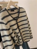 광저우 13홍 유럽 상품 레트로 스트라이프 스웨터 재킷 여성 가을 ​​겨울 레이지 스타일 뿔 단추 V넥 니트 카디건 - 이미지 3