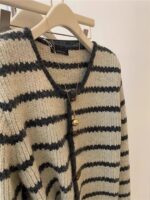 광저우 13홍 유럽 상품 레트로 스트라이프 스웨터 재킷 여성 가을 ​​겨울 레이지 스타일 뿔 단추 V넥 니트 카디건 - 이미지 4