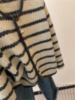 광저우 13홍 유럽 상품 레트로 스트라이프 스웨터 재킷 여성 가을 ​​겨울 레이지 스타일 뿔 단추 V넥 니트 카디건 - 이미지 5