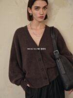 CHICJANE 치 지안/남아프리카 수입 베이비 모헤어 소프트 벨벳 릴렉스 미니멀리스트 커스텀 다이 V넥 카디건 - 이미지 2