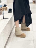 UGG 겨울 신상품 여성용 클래식 미니 퍼프 딥 부츠 두꺼운 바닥 다운 스노우 부츠 1158275 - 이미지 2