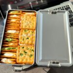 대만의 맛! 틴박스에 담긴 차이브 누가 샌드위치 비스킷. 인기 간식이자 특별한 간식입니다.