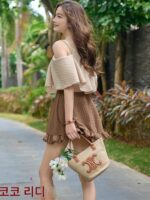 원피스 드레스 스타일의 플랫 앵글 러플 오프숄더 컬러블록 수영복은 배를 가려주어 여름철 온천 휴가 스타일에 여성을 날씬하고 보수적으로 보이게 해줍니다. - 이미지 2