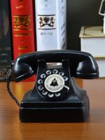 오래된 복고풍 전화 장식 턴테이블 유선전화 모델 향수 어린 옛 물건 상하이 골동품 영화 소품