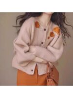 독특하고 세련된 꽃 자수 노화 방지 스웨터 재킷 디자인 싱글 브레스트 니트 가디건 스타일리시한 긴팔 탑 - 이미지 4