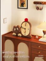 Mercerda 크리에이티브 데스크탑 시계 장식품이 거실 현관에 놓인 복고풍 원목 행운의 고양이 테이블 시계