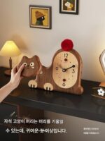 Mercerda 크리에이티브 데스크탑 시계 장식품이 거실 현관에 놓인 복고풍 원목 행운의 고양이 테이블 시계 - 이미지 2