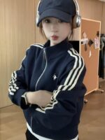 포니 자수 네이비 블루 숏 야구 재킷 여성 초가을 얇고 루즈한 캐주얼 스포츠 재킷 최고 트렌드 - 이미지 2