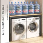 드럼 위에 세탁기 선반을 설치하여 T자형 캐비닛을 차단하고 발코니에 변기 세면대 선반을 쌓아서 수납할 수 있는 선반을 설치했습니다.