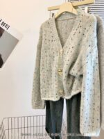 여성 가을 ​​겨울용 부드러운 모헤어 니트 스웨터 스몰 사이즈 스웨터 재킷을 위한 부드러운 스타일의 다채로운 폼폼 V넥 카디건 - 이미지 2