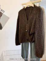 여성 가을 ​​겨울용 부드러운 모헤어 니트 스웨터 스몰 사이즈 스웨터 재킷을 위한 부드러운 스타일의 다채로운 폼폼 V넥 카디건 - 이미지 3