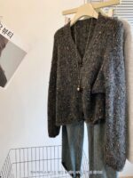 여성 가을 ​​겨울용 부드러운 모헤어 니트 스웨터 스몰 사이즈 스웨터 재킷을 위한 부드러운 스타일의 다채로운 폼폼 V넥 카디건 - 이미지 4